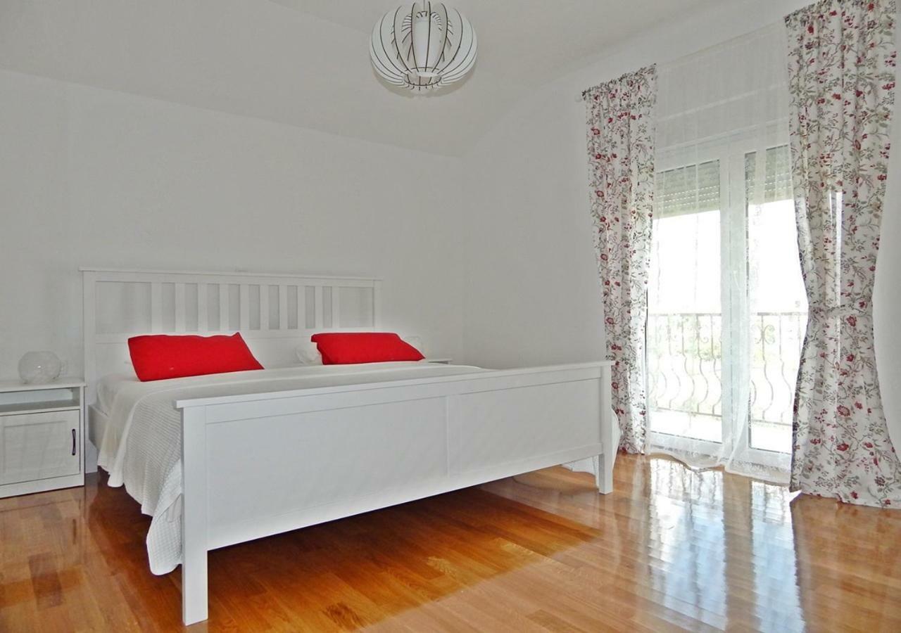 Apartments Katarina With Swimming Pool Stobrec Exterior photo
