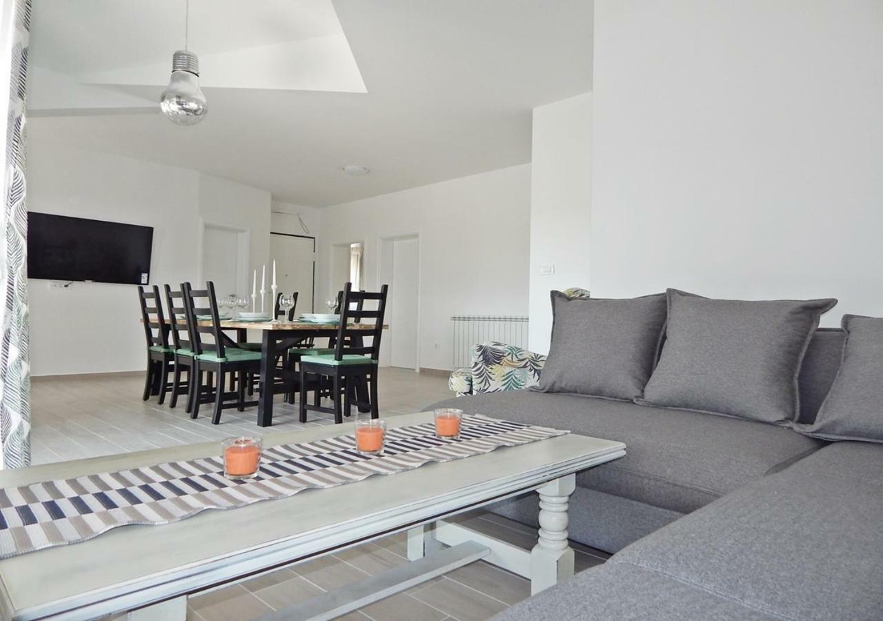 Apartments Katarina With Swimming Pool Stobrec Exterior photo