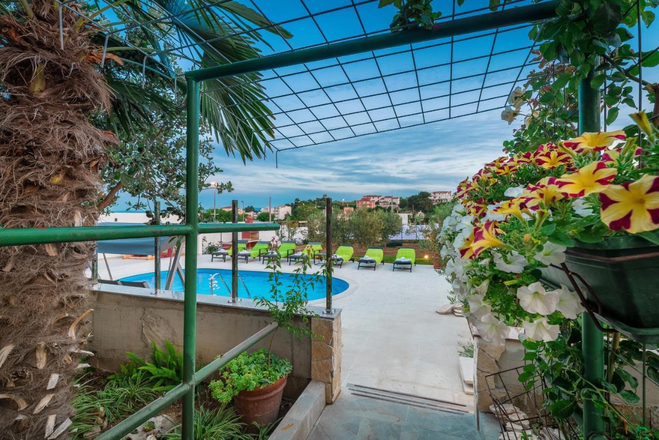 Apartments Katarina With Swimming Pool Stobrec Exterior photo